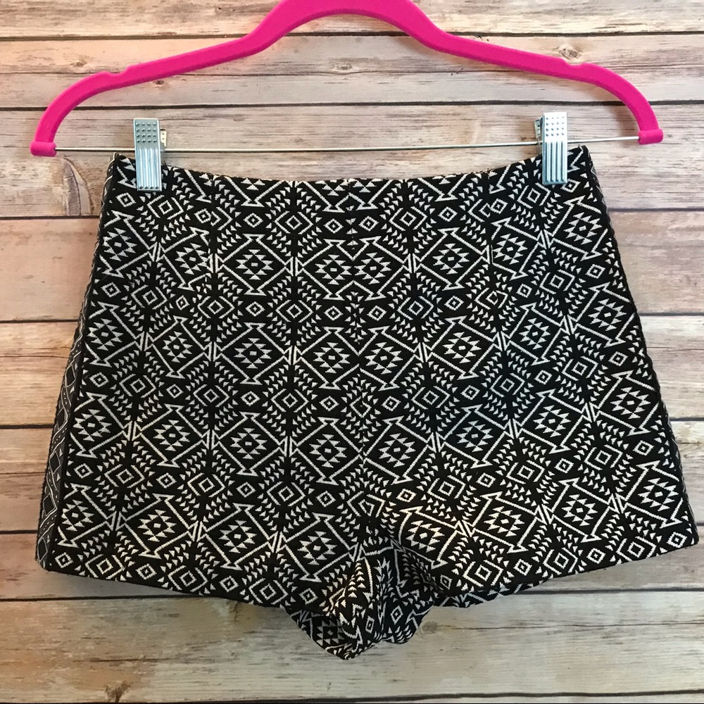Ecote Tribal Print Short Shorts Size…